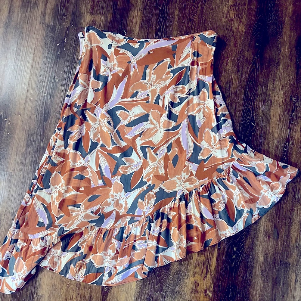 Nine West high low skirt. Like New. Size Med. 28 inch waste, side zipper